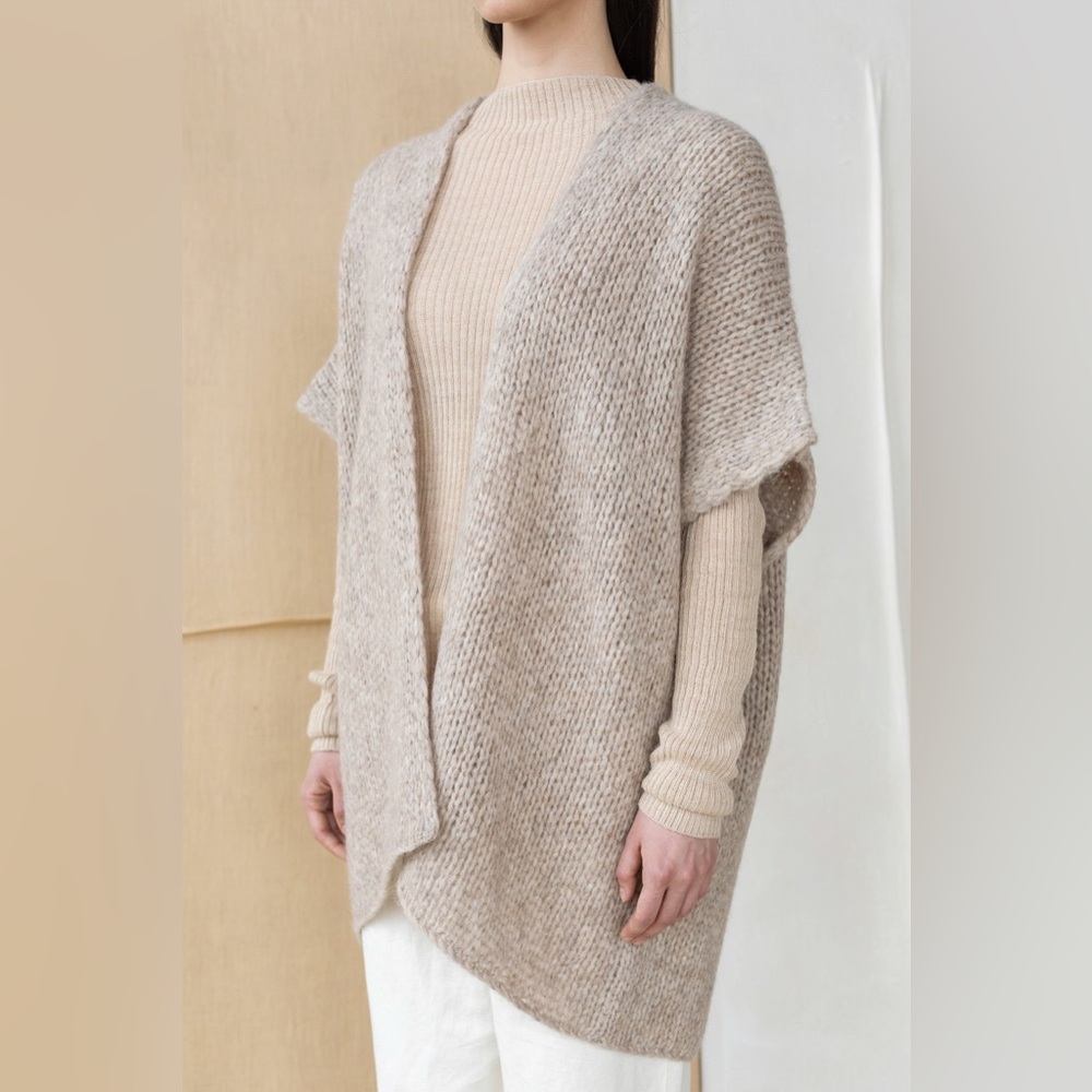 Latierra Women's Nube Vest in Oatmeal Alpaca Blend One Size - Picture 2 of 9